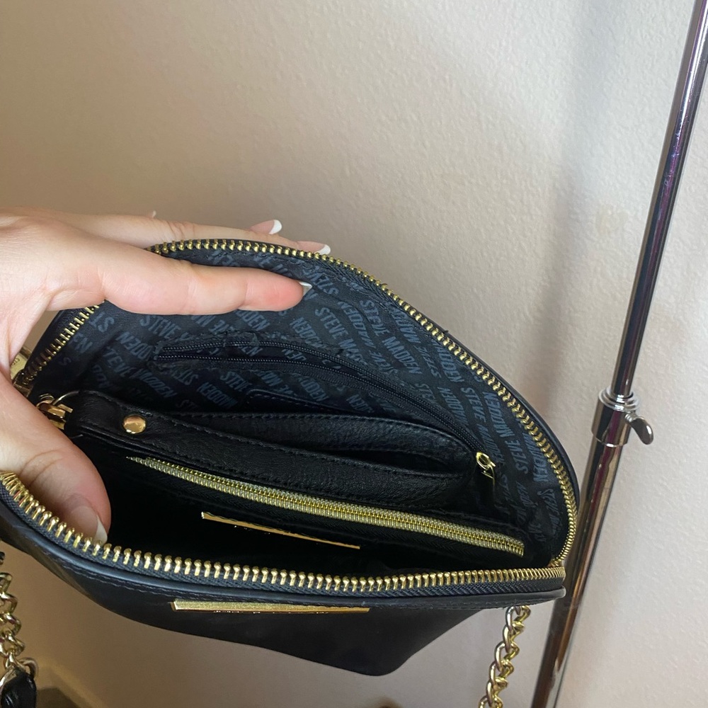 Black Steve Madden crossbody purse and wallet set - Picture 3 of 11